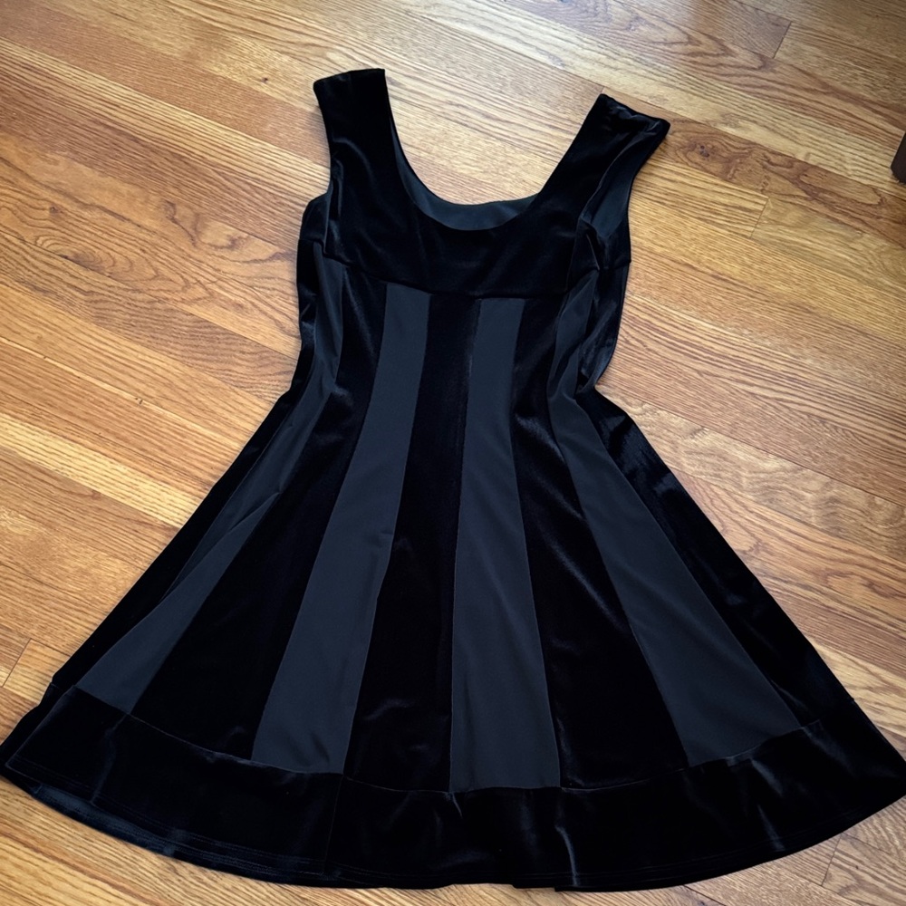 dressbarn Elegant Black Sleeveless Dress with Velvet Panels. Size Petite 8